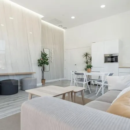 22nd Floor Modern Urban Sky With Parking & Gym By Rems Apartment Malaga